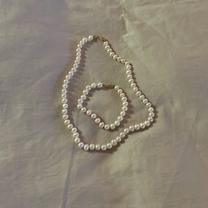 Freshwater pearl necklace and bracelet set